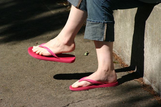 1280px-Woman_wearing_red_flip_flops